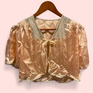 Vintage 30s-40’s creamy peach lace satin trim wrap crop jacket negligee coquette